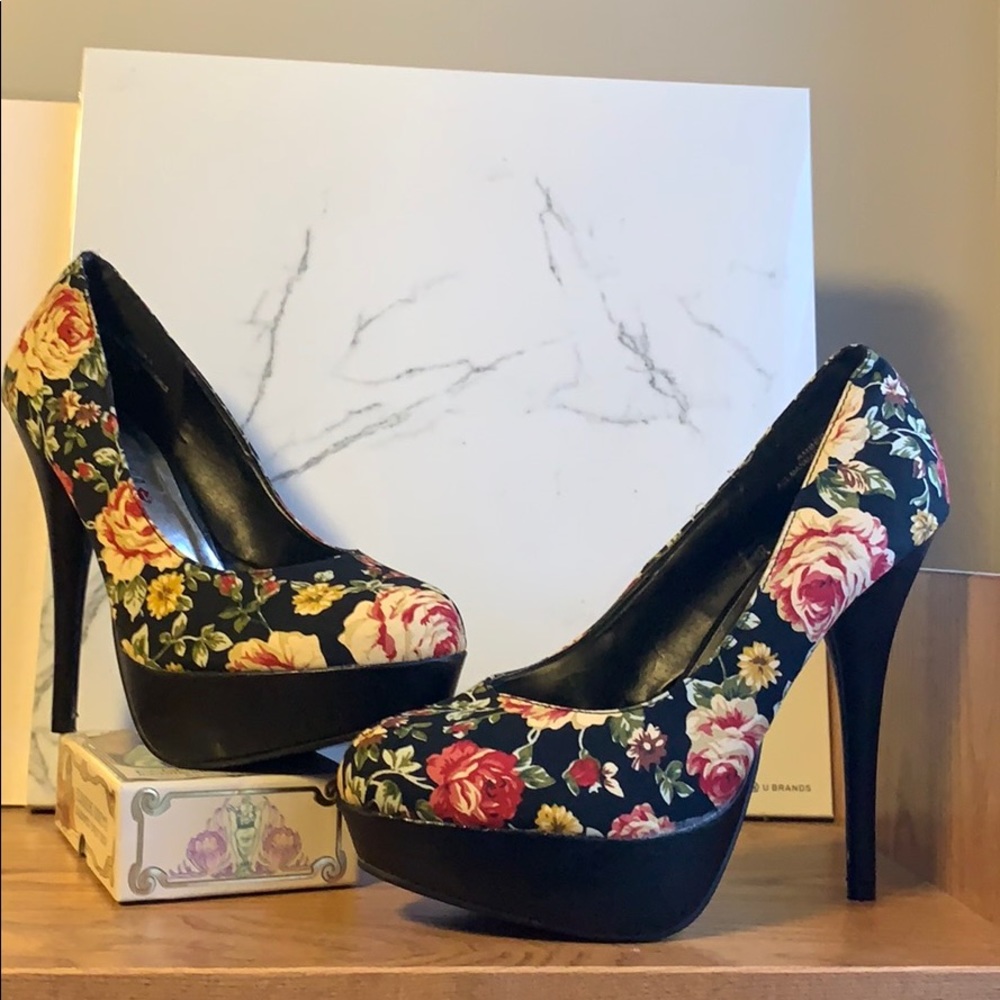 ✨🔥RCK Bella Floral Pumps‼️💯